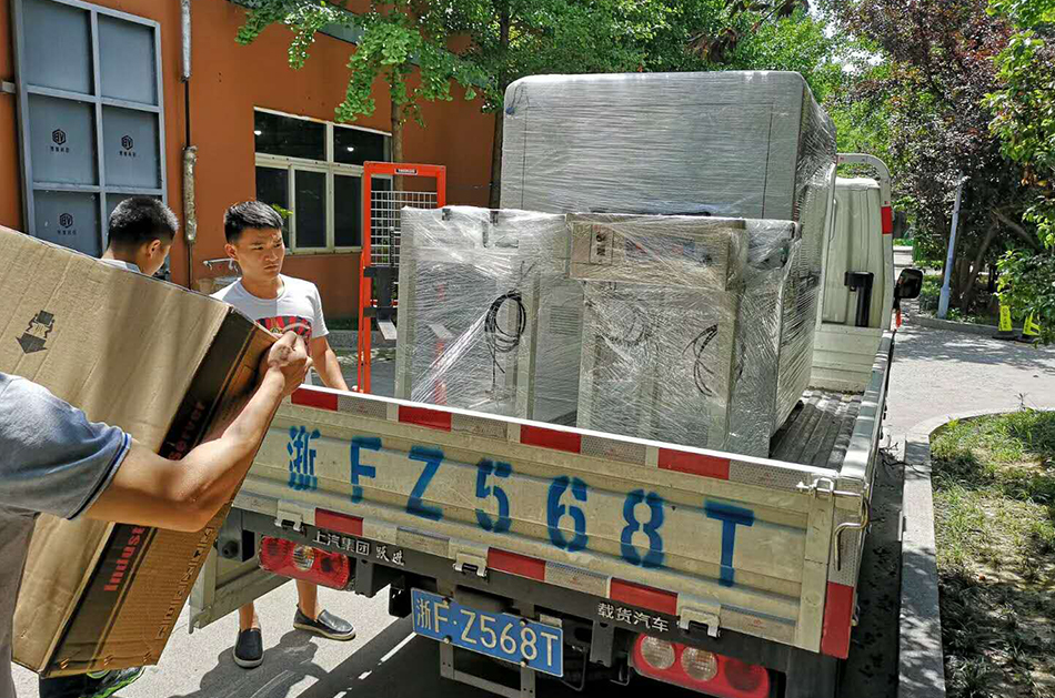 南通客戶SMT設(shè)備專車送貨，貨到上門安裝調(diào)試