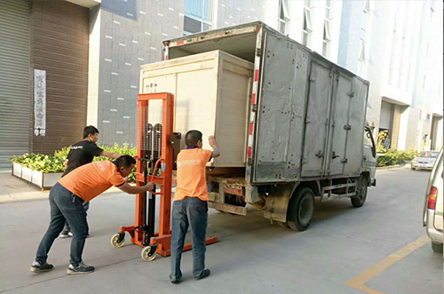 蘭州客戶SMT設(shè)備專車送貨，貨到上門安裝調(diào)試