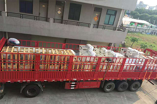 湖州客戶SMT設(shè)備專車送貨，貨到上門安裝調(diào)試