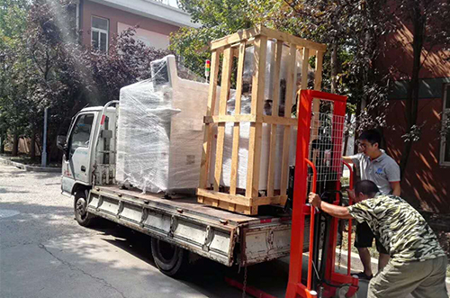 常熟客戶(hù)SMT設(shè)備專(zhuān)車(chē)送貨，貨到上門(mén)安裝調(diào)試